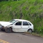 Acidente em São Roque: morador registra colisão entre dois veículos no bairro Vila Aguiar.