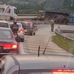 Carreta com três toneladas de sucata tomba na Rodovia Raposo Tavares 