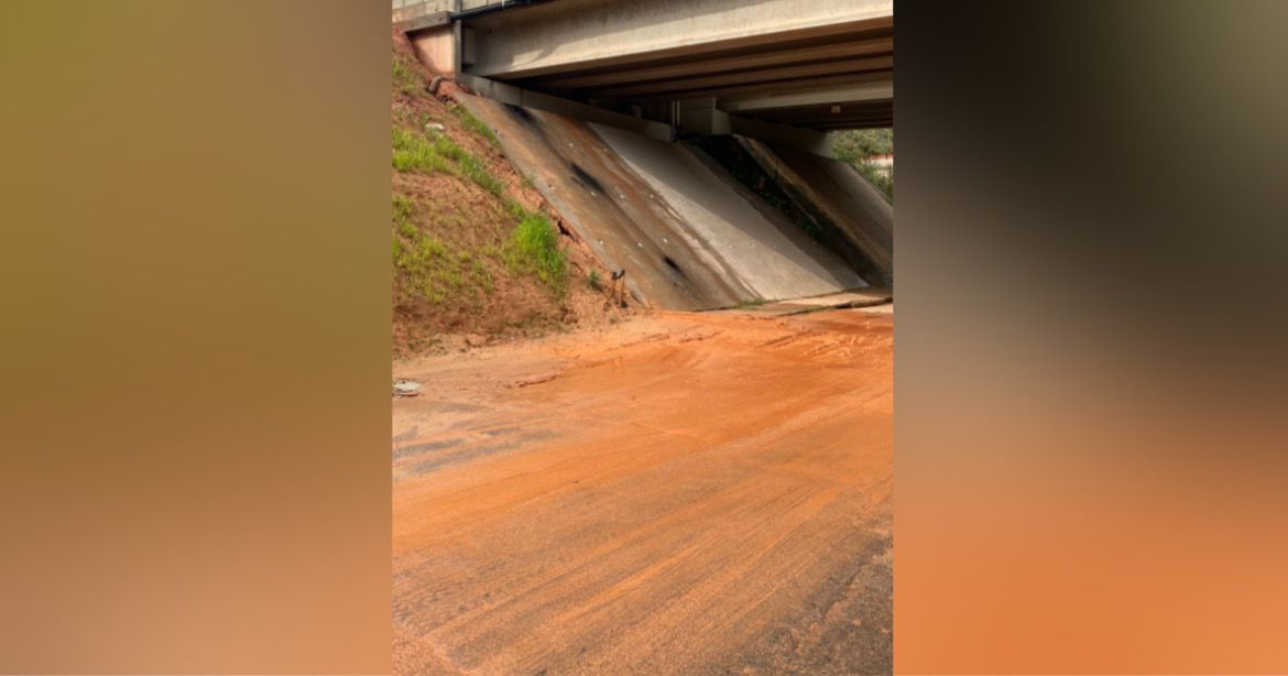 Moradores reclamam de obra inacabada na entrada do bairro Jardim Suíça, em São Roque