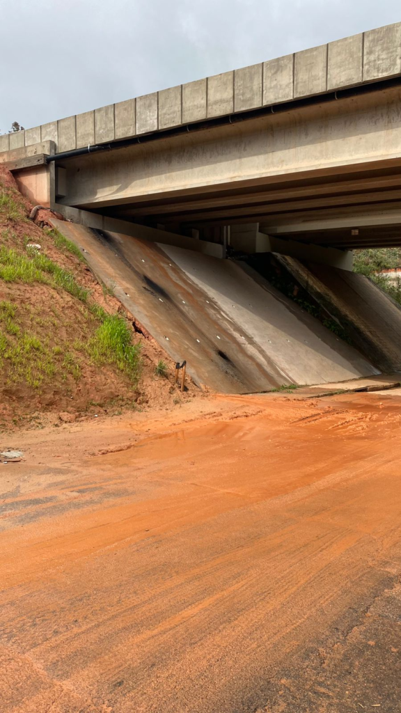 Moradores reclamam de obra inacabada na entrada do bairro Jardim Suíça, em São Roque