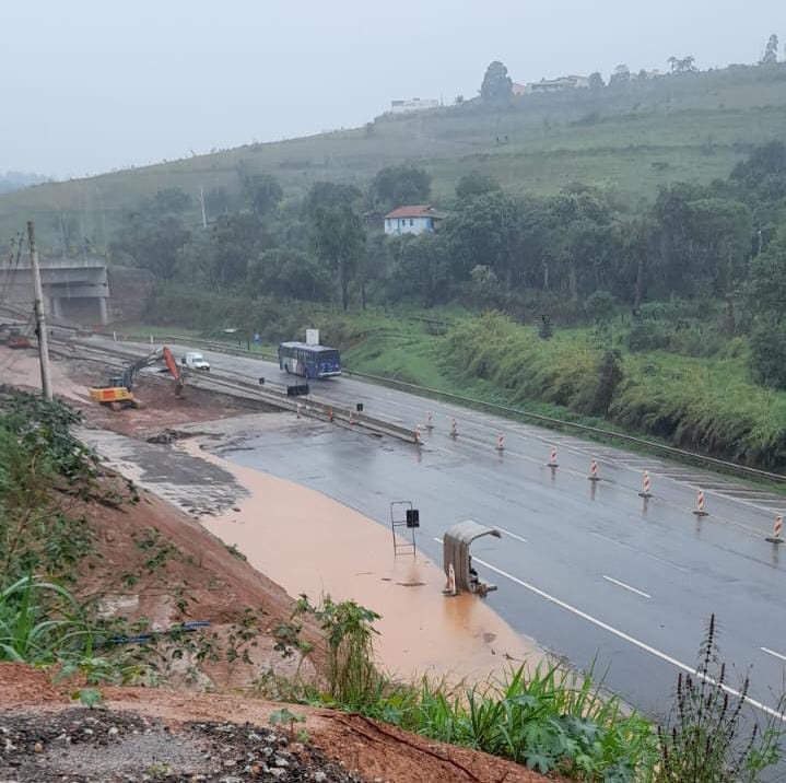 Chuva moderada nesta segunda (28) causa poça d'água próximo a ponto de ônibus e preocupa moradores em Mairinque