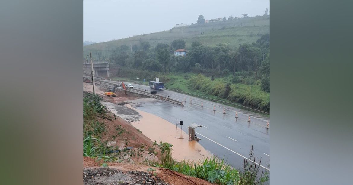 Chuva moderada nesta segunda (28) causa poça d'água próximo a ponto de ônibus e preocupa moradores em Mairinque