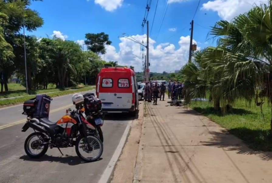 Placas de vidro caem de picape que fugiu e motoboy morre decapitado em Sorocaba