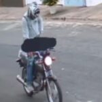 Homem é acusado de importunação sexual ao se masturbar para mulher com moto em movimento