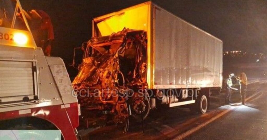 Colisão entre caminhões deixa uma vítima fatal na Raposo Tavares em Sorocaba