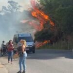 Moradores registram queimada em beira de estrada próximo a supermercado em Mairinque