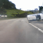 Impressionate, carro capota várias vezes, motorista sai ileso mas volta para dentro do veículo em rodovia no interior de São Paulo