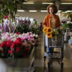 Flores ganham espaço estratégico nos supermercados e se destacam no Dia dos Namorados