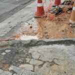 Pedestres cobram reparos em local de vazamento de água há dias em calçada no centro de São Roque