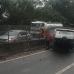 Veículo capota na Raposo Tavares e provoca trânsito em Cotia