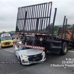 Acidente onde carro parou parcialmente debaixo de caminhão de madeira em Araçariguama na segunda-feira não deixou feridos graves